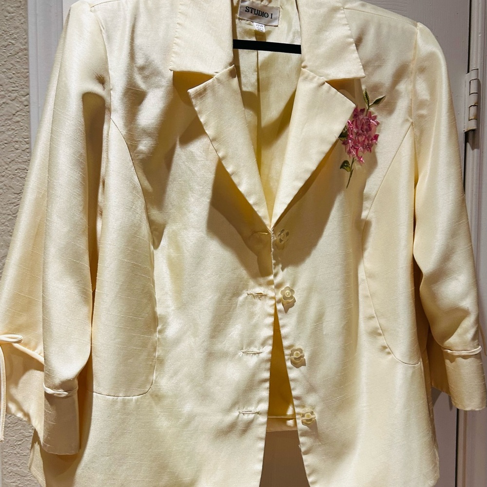 Studio 17 Cream Blazer with Classic Lapel